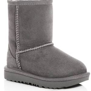 Toddler 8 grey uggs in amazing condition